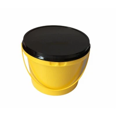 Se pot folosi gălețile de plastic pentru depozitarea hranei pentru animale de...